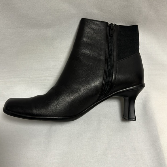 Cover Girl black ankle boots with zipper, elastic in the back - Picture 6 of 9